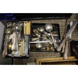 A COLLECTION OF ASSORTED FLATWARE TO INCLUDE ANTIQUE HALLMARKED SILVER TEASPOON ETC.