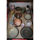 A COLLECTION OF STUDIO POTTERY TO INCLUDE SIGNED EXAMPLES