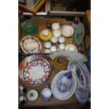 TWO TRAYS OF ASSORTED CERAMICS TO INCLUDE MAJOLICA CABINET PLATE, ROYAL WORCESTER CUPS AND SAUCERS