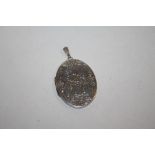 A VINTAGE BIRMINGHAM HALLMARKED SILVER FLORAL LOCKET - APPROX 12G