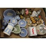 A TRAY OF WEDGWOOD AND WADE CERAMICS TO INCLUDE FIGURES AND JASPERWARE