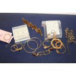 A BAG OF YELLOW METAL JEWELLERY TO INCLUDE 9 CT GOLD HOOP EARRINGS