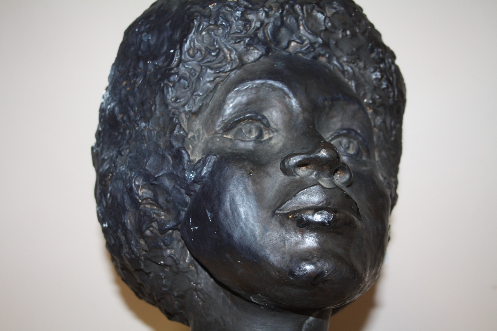 A PLASTER BUST OF LADIES HEAD RAISED ON WOODEN PLINTH, OVERALL HEIGHT 39 CM - Image 2 of 4