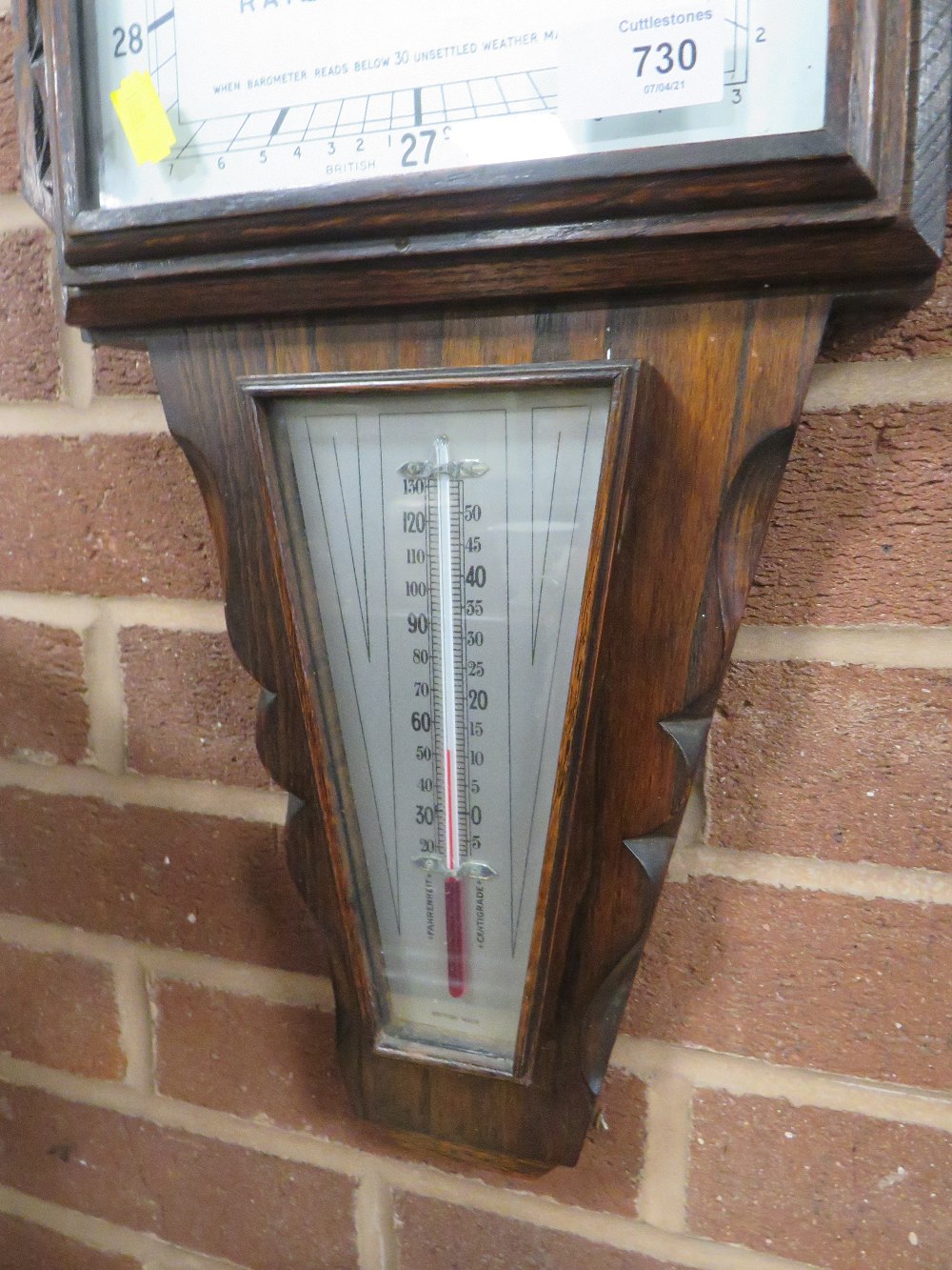 AN UNUSUAL ANGULAR OAK BAROMETER, H 55 CM, TOGETHER WITH ANOTHER SMALLER EXAMPLE (2) - Image 3 of 3