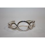 A VINTAGE SILVER LOOP DESIGN BANGLE - APPROX 18G