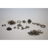 A BAG OF STERLING SILVER AND WHITE METAL JEWELLERY TO INCLUDE A POLISHED AGATE STAR SHAPED BROOCH,