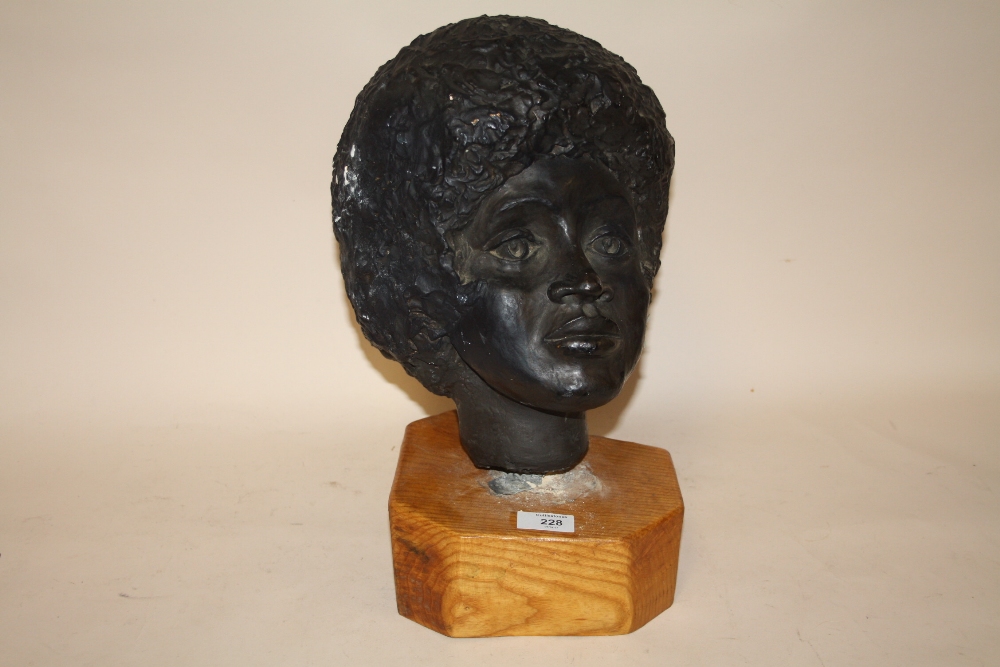 A PLASTER BUST OF LADIES HEAD RAISED ON WOODEN PLINTH, OVERALL HEIGHT 39 CM