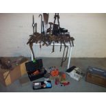 A SELECTION OF VINTAGE TOOLS INCLUDING AN ENGINEER'S VICE