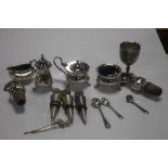 A COLLECTION OF WHITE METAL ITEMS TO INCLUDE BOTTLE STOPPERS, CRUET ETC.