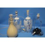 FOUR ASSORTED LAMPS TO INCLUDE A PAIR OF DECORATIVE GLASS EXAMPLES (4)