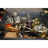 A LARGE SUITCASE OF METALWARE TO INCLUDE BRASS, COPPERWARE, CAST IRON, STAINLESS STEEL, AND A