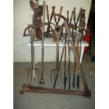 A QUANTITY OF VINTAGE GARDEN TOOLS TO INCLUDE AN ANTIQUE QUICK LIFT JACK BY 'LAKE & ELLIOT LTD.'