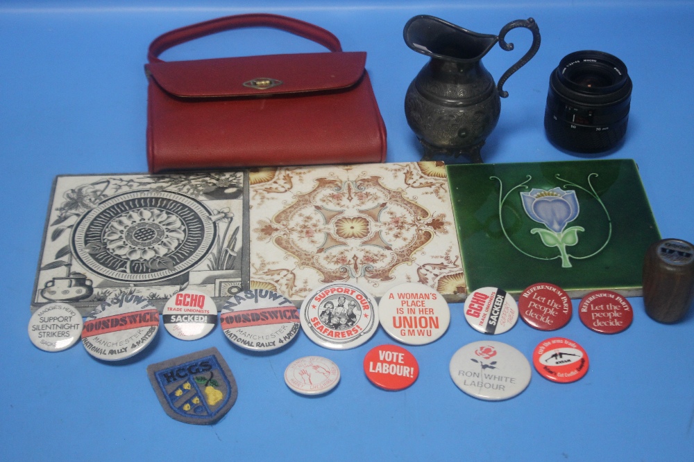 A SMALL TRAY OF COLLECTABLES TO INCLUDE PIN BADGES, THREE TILES (NO MARKS TO BACK), A FORD GEARSTICK