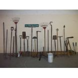 A LARGE QUANTITY OF GARDEN TOOLS