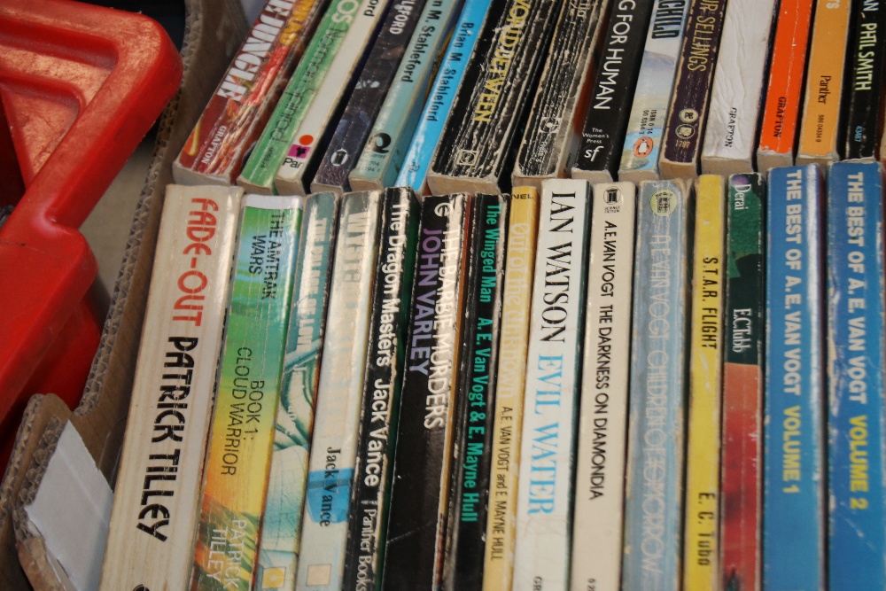 THREE TRAYS OF SCIENCE FICTION AND FANTASY NOVELS ETC INCLUDING ARTHUR C. CLARKE - Image 3 of 5