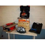 A SELECTION OF ELECTRICAL HAND TOOLS AND A TABLE TOP BENCH SAW TOGETHER WITH A WOODEN TOOL BOX