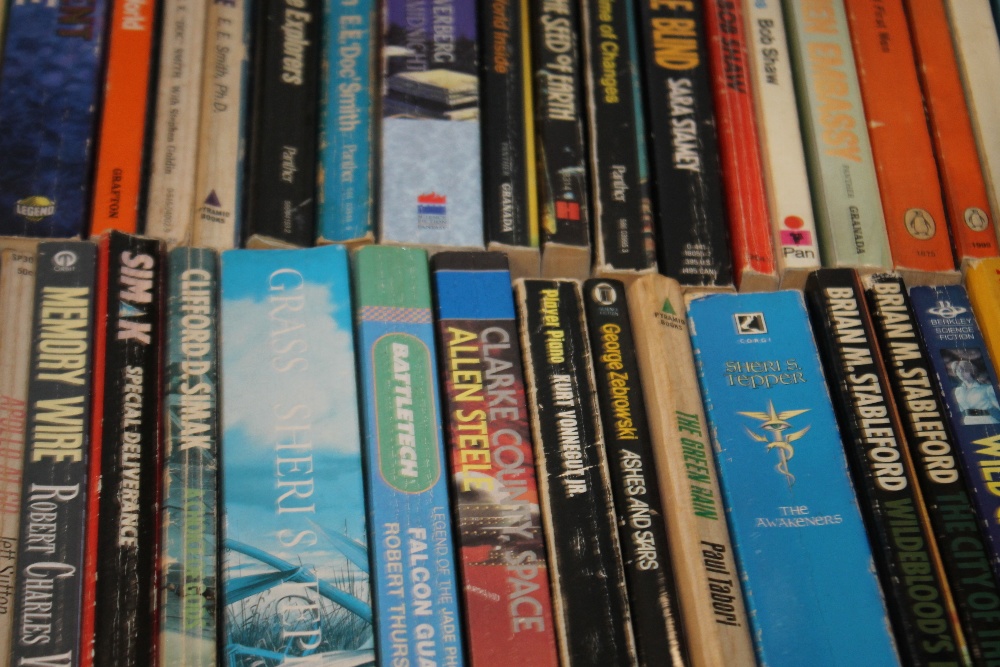 THREE TRAYS OF SCIENCE FICTION AND FANTASY NOVELS ETC INCLUDING ARTHUR C. CLARKE - Image 5 of 5