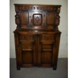 A SMALL OAK ANTIQUE COURT CUPBOARD WITH PINEAPPLE STYLE UPRIGHTS