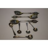 A COLLECTION OF SILVER SPOONS TO INCLUDE ENAMEL PORTRAIT TYPES AND SMALL SALT TYPES