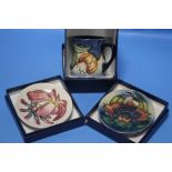 A BOXED MOORCROFT MUG TOGETHER WITH TWO MOORCROFT PIN DISHES (3)