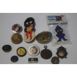 A GOLDEN SHRED GOLLY NEEDLE CASE, A GOLLY POLICEMAN ERASER AND A QUANTITY OF ASSORTED BADGES