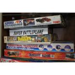 A QUANTITY OF BOXED GAMES TO INCLUDE TERRESTRIAL TELESCOPE, AN AORA MIDNIGHT RACER SET ETC. CONTENTS