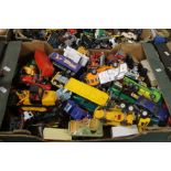 A BOX OF MIXED DIECAST VEHICLES BY CORGI, MATCHBOX AND SIKU (TRAY NOT INCLUDED)