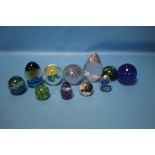 A COLLECTION OF GLASS PAPERWEIGHTS TO INCLUDE MEDINA