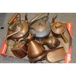 A TRAY OF COPPER METALWARE TO INCLUDE COPPER KETTLES, JUGS ETC.
