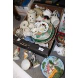 A TRAY OF CERAMICS TO INCLUDE AYNSLEY TOGETHER WITH A TRAY OF GLASSWARE AND A BAG OF COMMEMORATIVE