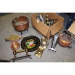 A BOX OF ASSORTED METALWARE TO INCLUDE COPPER AND BRASSWARE