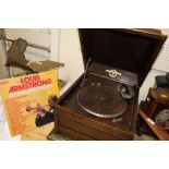 A VINTAGE OAK CASED TABLETOP WINDUP GRAMOPHONE, TOGETHER WITH A LOUIS ARMSTRONG RECORD