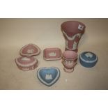 A COLLECTION OF PINK AND BLUE WEDGWOOD JASPERWARE TO INCLUDE PIN DISHES, TRINKET POTS AND VASES -