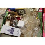 A TRAY OF GLASSWARE TO INCLUDE A MILLEFIORI STYLE JUG, MDINA GLASS PAPERWEIGHT ETC