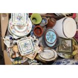 A TRAY OF ASSORTED CERAMICS ETC TO INCLUDE A LARGE CHINESE STYLE BLUE AND WHITE FISH BOWL H 30 CM