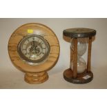 A VINTAGE HOUR GLASS TOGETHER WITH A MODERN SKELETON MANTEL CLOCK - HOUR GLASS HEIGHT 24CM