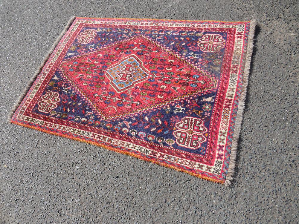 A VINTAGE EASTERN RED WOOLLEN RUG 137 X 106 CM - Image 2 of 3