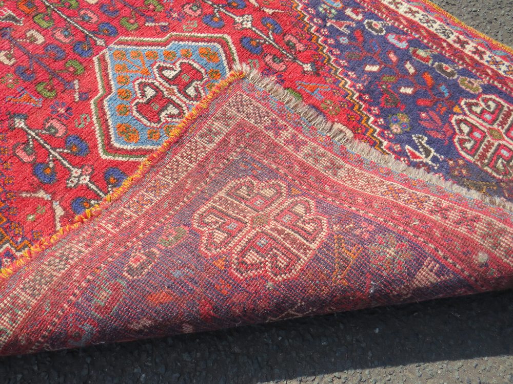 A VINTAGE EASTERN RED WOOLLEN RUG 137 X 106 CM - Image 3 of 3