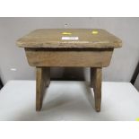 A SMALL VINTAGE STOOL W-24 CM