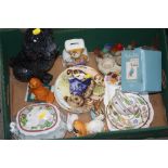 A TRAY OF CERAMICS TO INCLUDE A FRANKLIN MINT JELLY MOULD, A SPANISH GAMA POODLE FIGURE, ROYAL