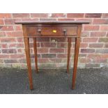 AN ANTIQUE MAHOGANY SIDE TABLE WITH SINGLE DRAWER W-59 CM