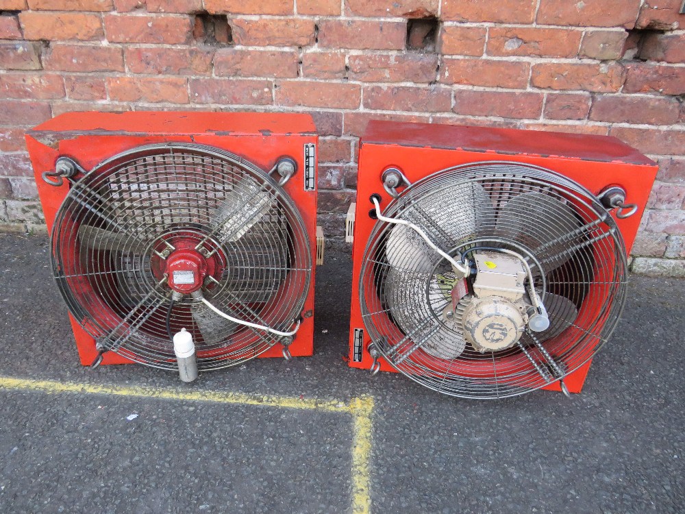 A PAIR OF THERMOSTATICALLY CONTROLLED CIRCULATION / EXHAUST FANS 240v - Bild 3 aus 4