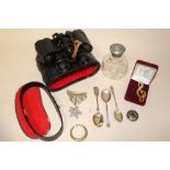A BOX OF COLLECTABLES TO INCLUDE HALLMARKED SILVER TEASPOONS, CASED BINOCULARS ETC