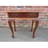 A REPRODUCTION MAHOGANY SIDE TABLE WITH SINGLE DRAWER W-64 CM