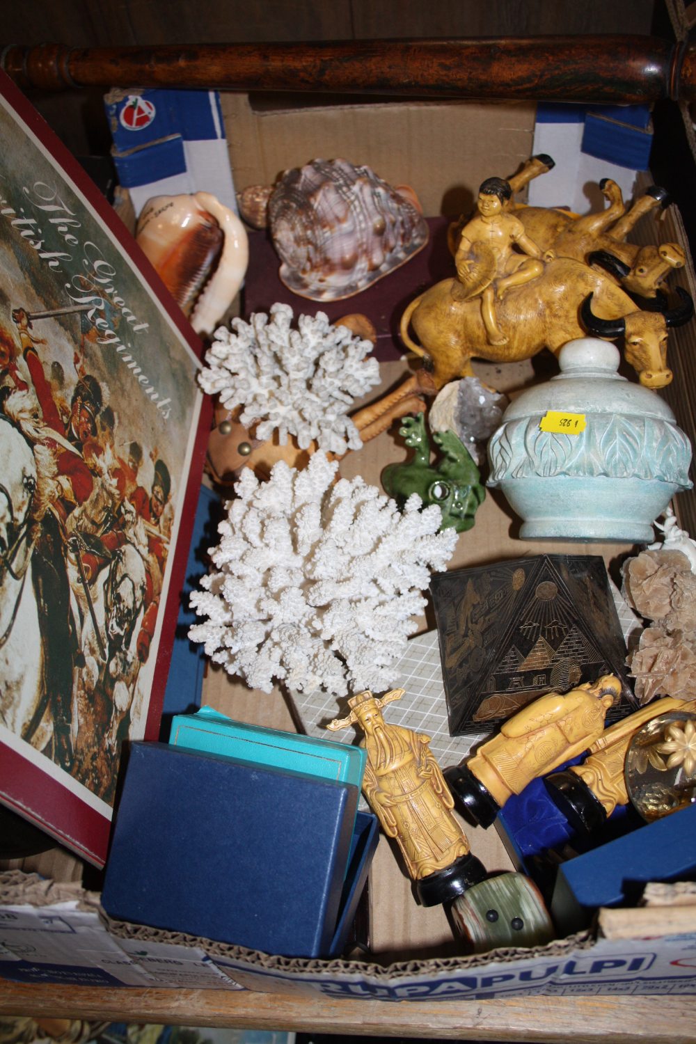 A TRAY OF COLLECTABLES TO INCLUDE CORAL, ORIENTAL STYLE FIGURES, SHELLS ETC.