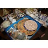 THREE TRAYS OF ASSORTED CERAMICS TO INCLUDE WEDGWOOD, ROYAL WORCESTER, AND CABINET PLATES