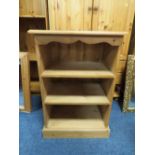 A SMALL HONEY PINE OPEN BOOKCASE H-82 W-55 CM