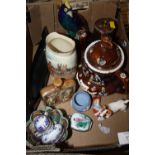 A SMALL BOX OF ASSORTED CERAMICS TO INCLUDE A BARGE WARE TEA POT, ROYAL DOULTON 'BEEFEATERS AT TOWER