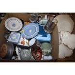 A BOX OF ASSORTED CERAMICS TO INCLUDE WEDGWOOD JASPERWARE, MASONS IVORY ETC.