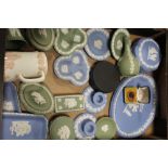 A TRAY OF ASSORTED WEDGWOOD JASPERWARE TO INCLUDE A TERRACOTTA PENDANT ON CHAIN, BLACK BASALT